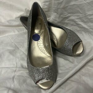 Bandolino sparkly wedges
Size 8.5
Metallic gold color